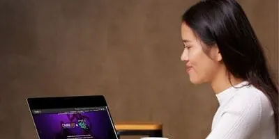 Mujer haciendo su registro en línea desde el computador