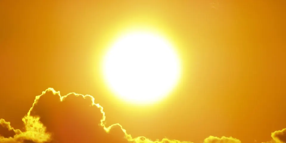 Mujer protegida del sol con sombrero y protector solar