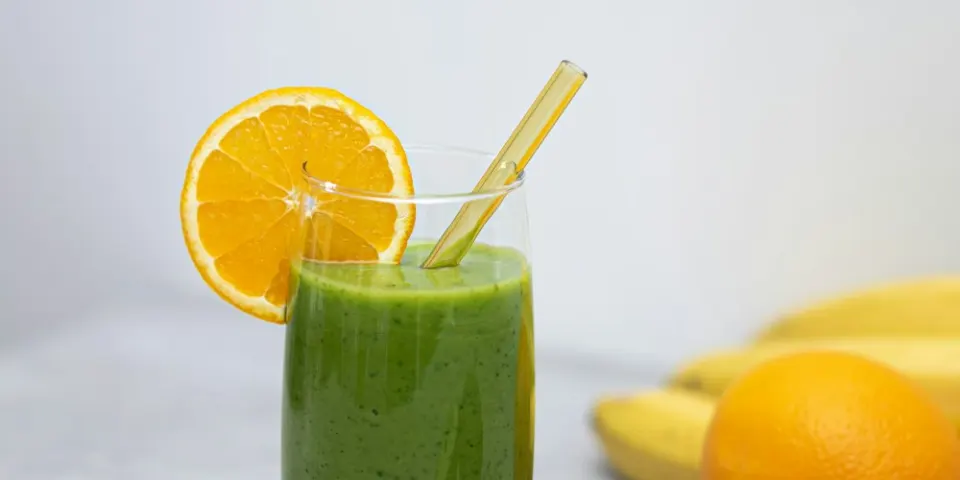 Batido verde con naranja para el desayuno