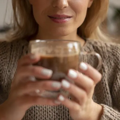 Mujer tomando una taza de Thermogen Coffee