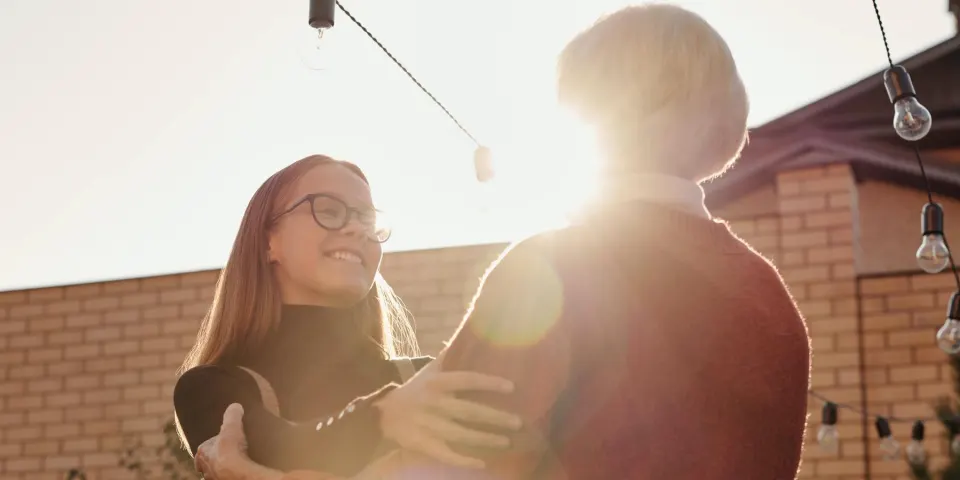 Mujeres emprendedoras de distintas edades sonriendo