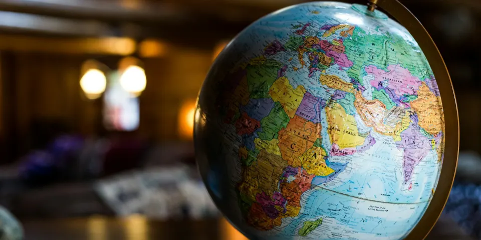 Globo terráqueo sobre una mesa con luz cálida