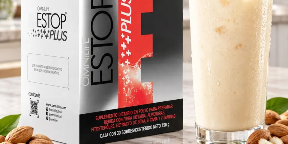 Caja de Estop Plus de Omnilife junto a un vaso de bebida