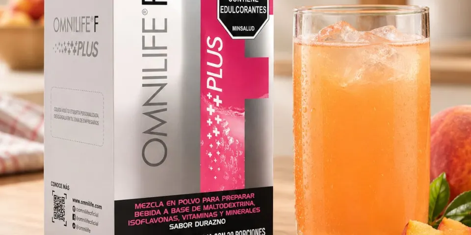 Caja de Omnilife F Plus sabor durazno junto a un vaso de bebida y duraznos