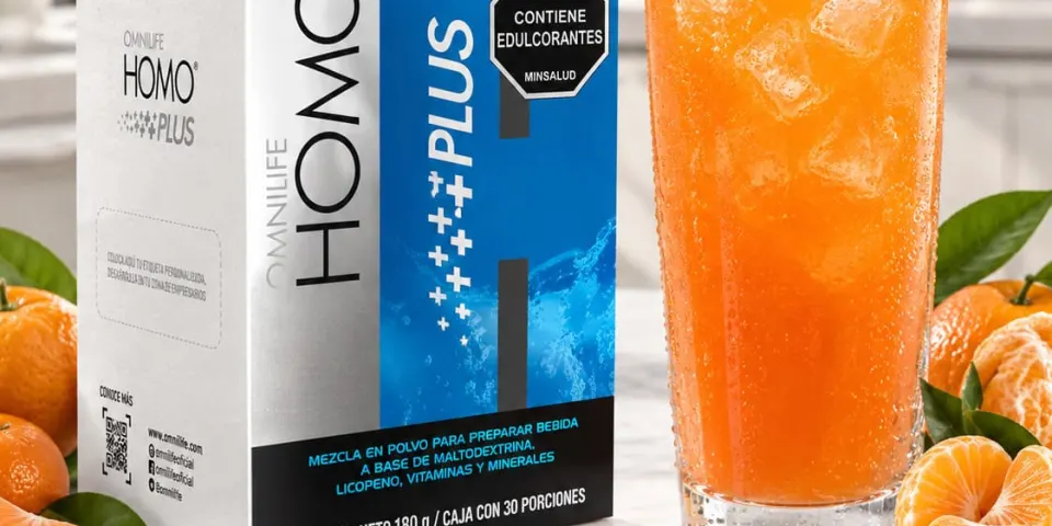 Caja de Homo Plus de Omnilife junto a una bebida