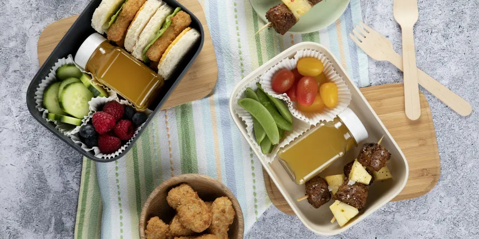 Loncheras con sándwiches, frutas y verduras