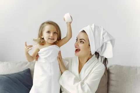 Sesión de belleza entre madre e hija
