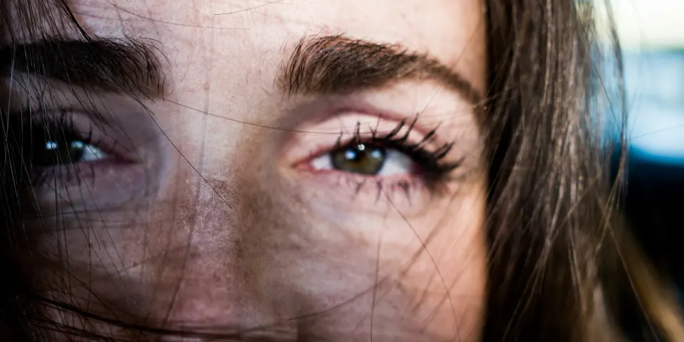 Primer plano del rostro de una mujer mostrando la zona de los ojos