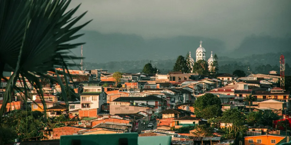 Vista de una ciudad colombiana entre montañas verdes
