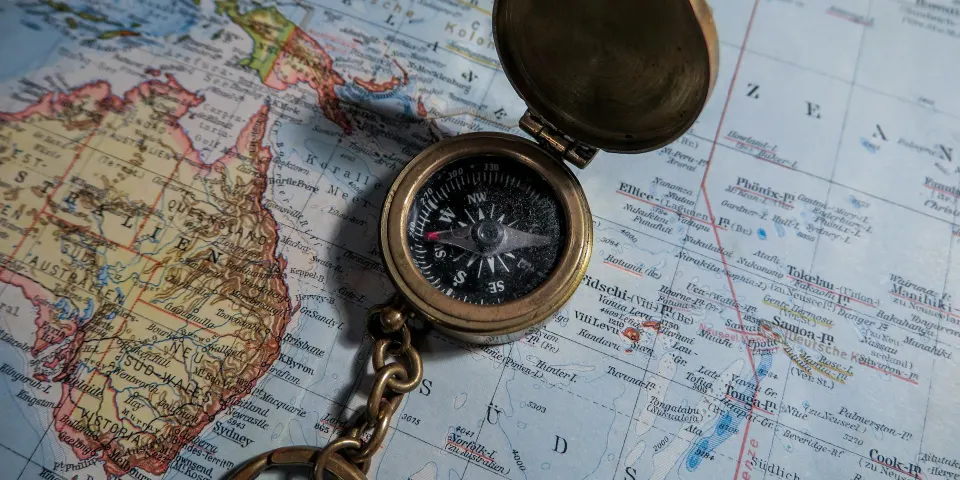 Mapa del mundo con una brújula