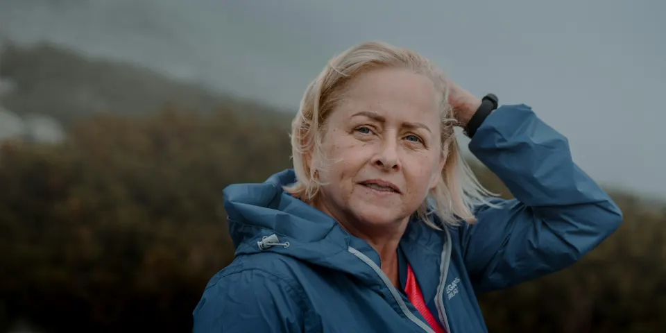 Mujer madura al aire libre con chaqueta azul