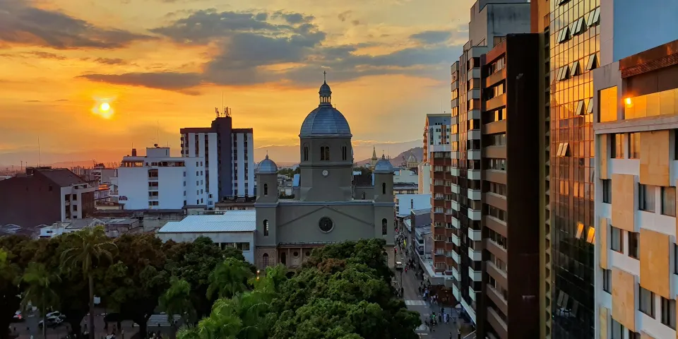 Vista de Pereira al atardecer con la catedral y edificios del centro