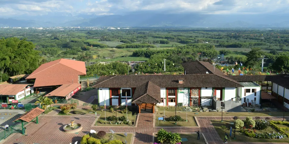 Vista de una ciudad colombiana rodeada de árboles y montañas