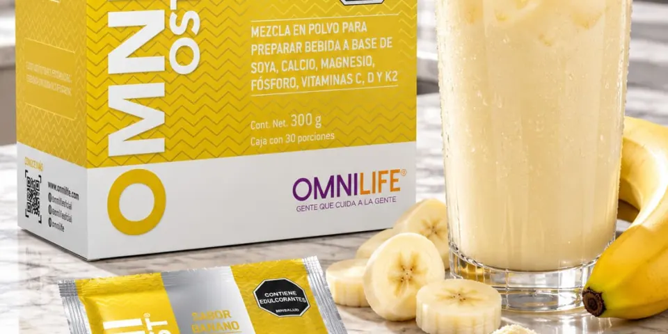 Caja de Omniost de Omnilife junto a un batido de banano