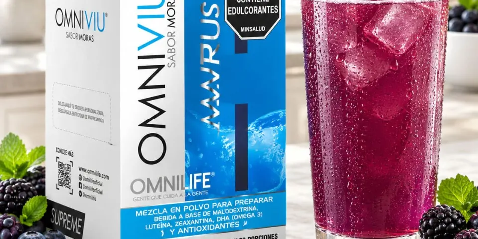 Caja de Omniviu Supreme de Omnilife sabor moras junto a una bebida