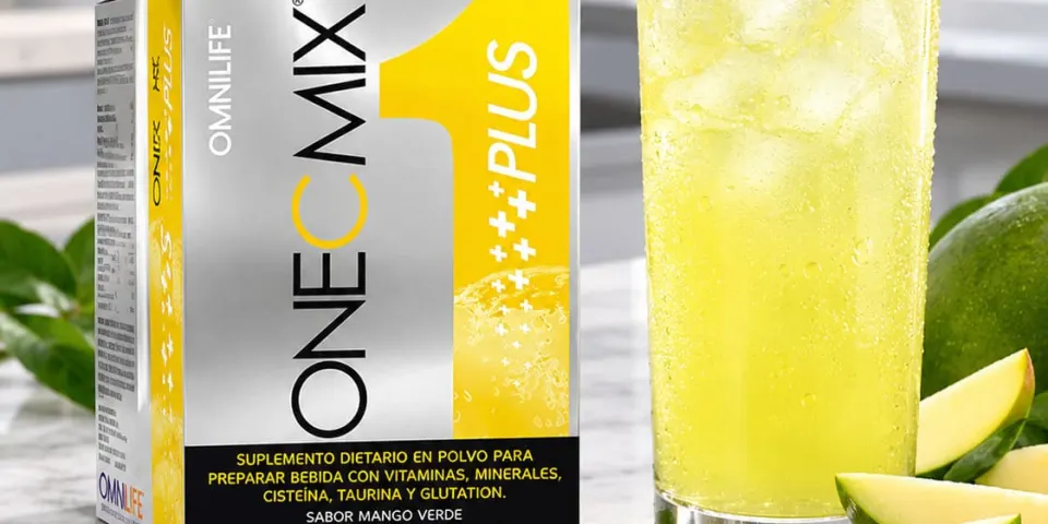 Caja de One C Mix Plus sabor mango verde junto a un vaso con hielo y mango