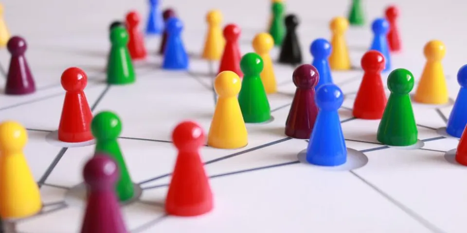 Fichas de colores conectadas como una red