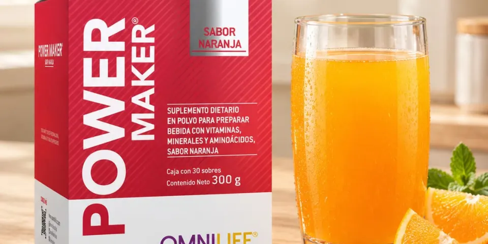 Caja de Power Maker sabor naranja junto a un vaso de jugo de naranja