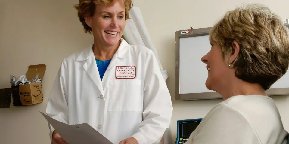 Doctora conversando con una paciente en el consultorio