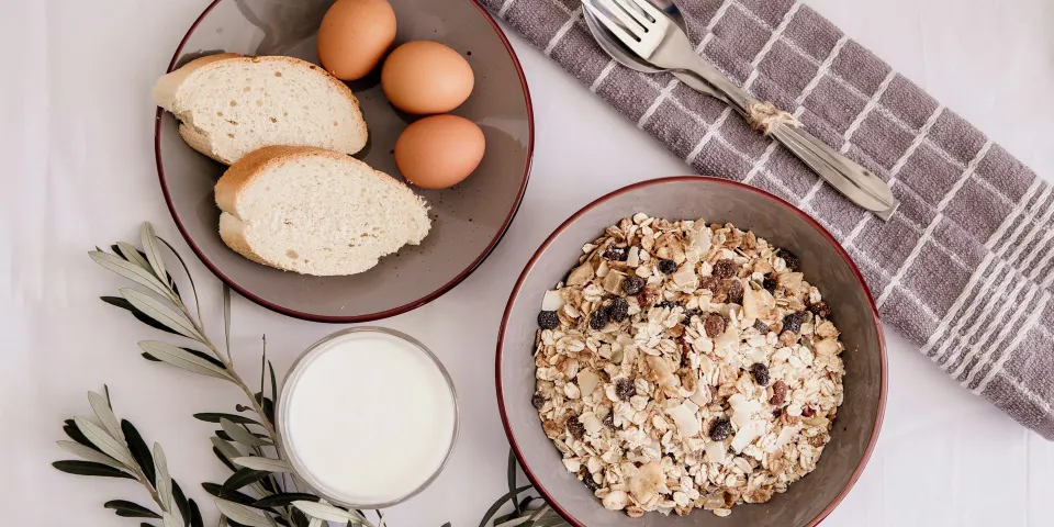 Huevos, pan, avena y leche servidos para el desayuno