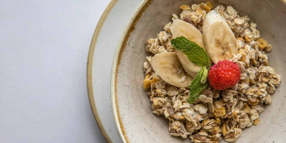 Tazón de granola con banano y fresa