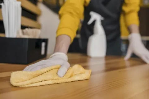 Limpieza del polvo en casa para aliviar la rinitis