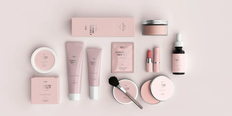 Productos de cosmética en tonos rosados organizados sobre una mesa