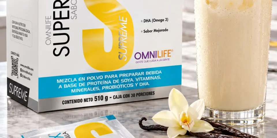 Caja de Super Mix Supreme sabor vainilla junto a un batido