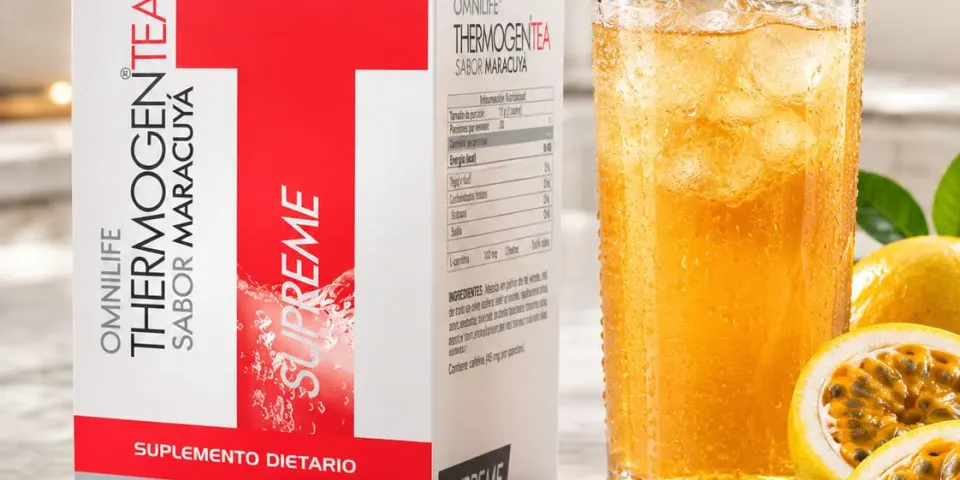 Caja de Thermogen Tea Maracuyá Supreme junto a un vaso de té frío de maracuyá